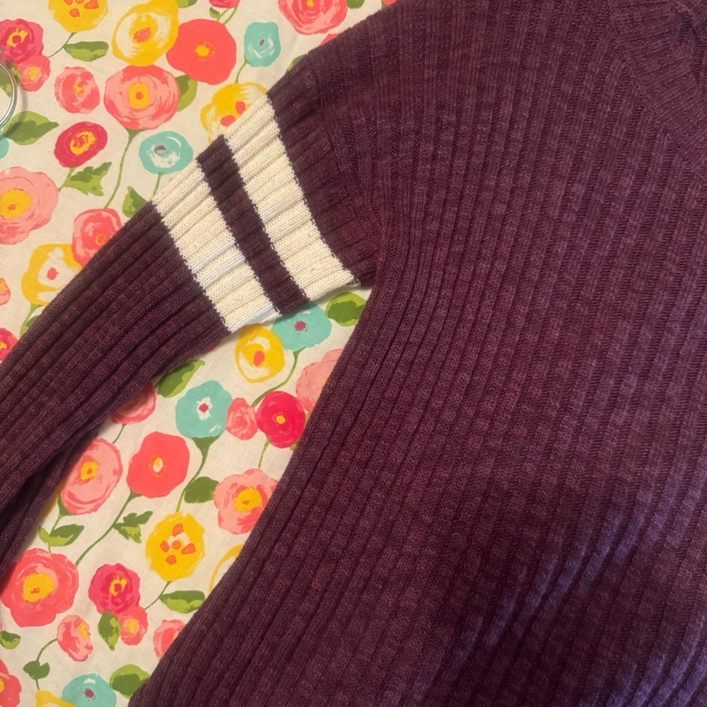 Small hollister maroon sweater - Picture 2 of 3
